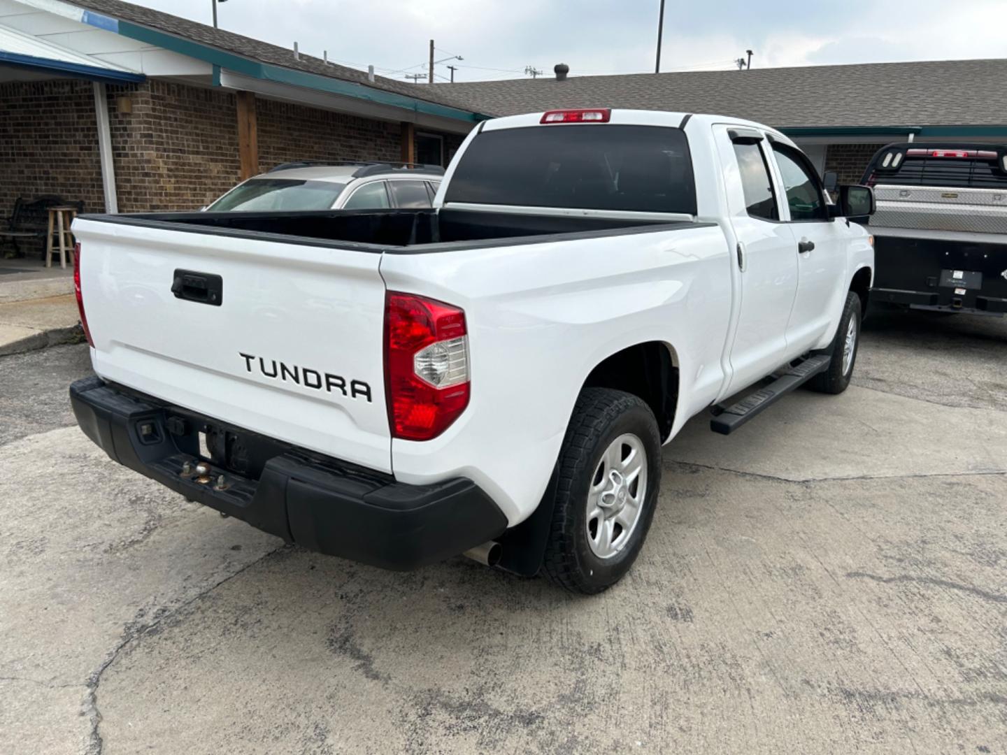 2015 White Toyota Tundra SR5 4.6L V8 Double Cab 2WD (5TFRM5F13FX) with an 4.6L V8 DOHC 32V engine, 6-Speed Automatic transmission, located at 1687 Business 35 S, New Braunfels, TX, 78130, (830) 625-7159, 29.655487, -98.051491 - Photo#6